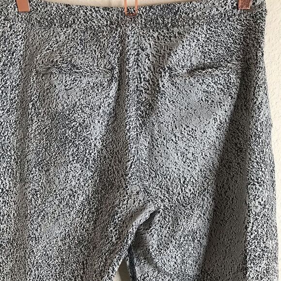 Lululemon jet pants in black and white - Picture 7 of 11